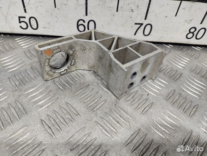 Б/У Кронштейн радиатора Mercedes#001