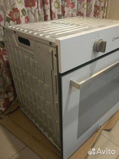 Встраиваемый газовый духовой шкаф Indesit IGW620WH