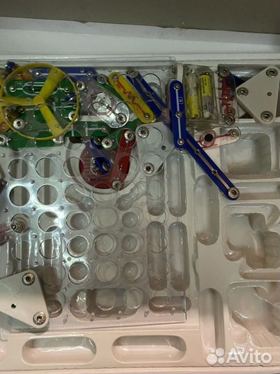 Конструктор с электронными схемами