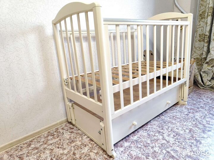 Детская кровать с маятником и ящиком