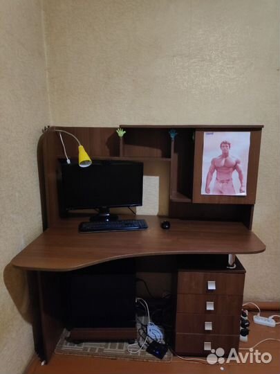 Компьютерный стол. Темное дерево
