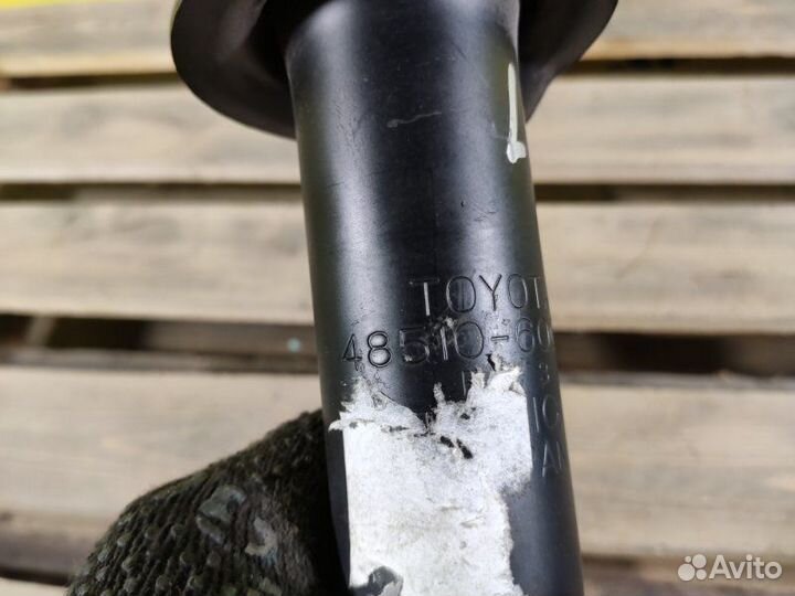 Амортизатор подвески передний Toyota Land Cruiser