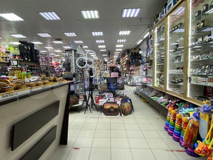 Помещение с арендаторами, 700 м²