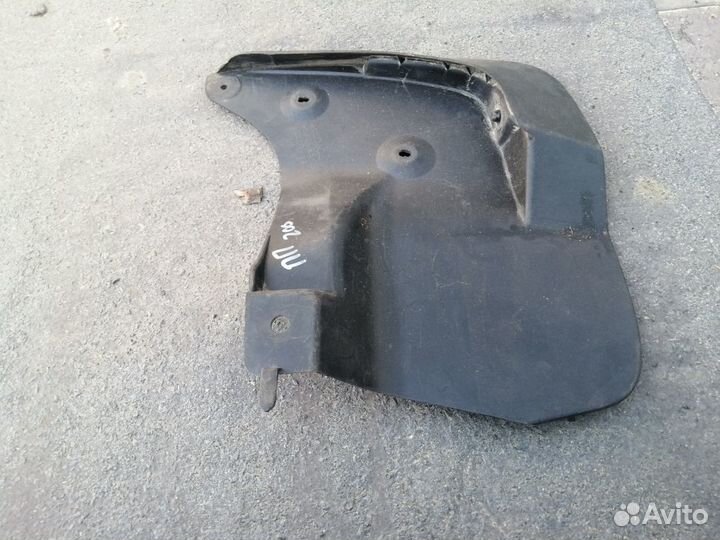 Брызговик передний правый Toyota Land Cruiser 200