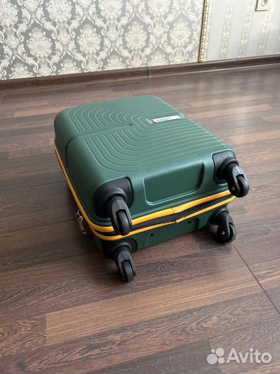 Чемодан на колесах ручная кладь новый