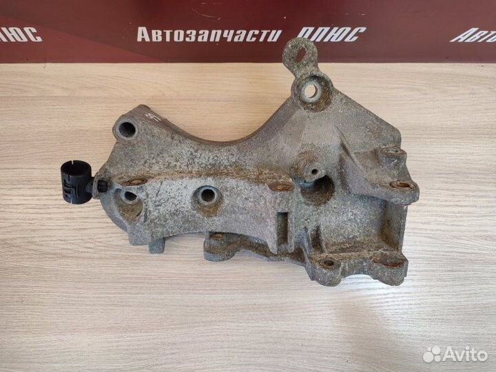 Кронштейн генератора Renault Sandero