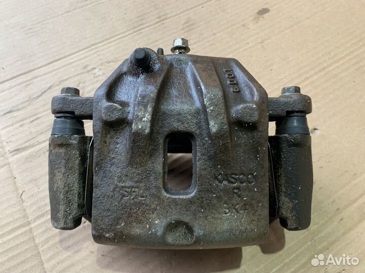 Суппорт передний Kia Carens 2 FJ 02-06