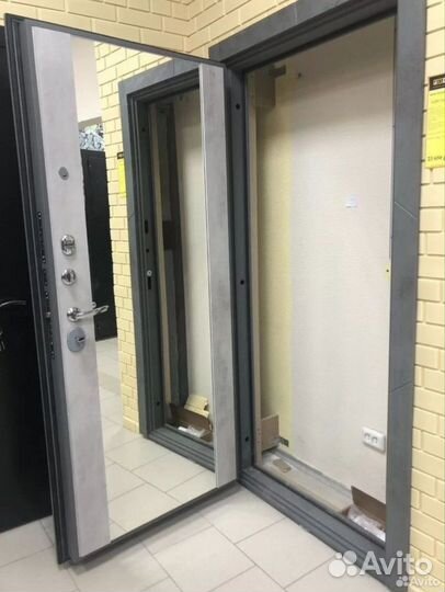 Дверь входная под бетон с зеркалом