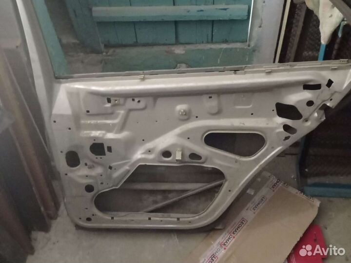 Дверь задняя правая на мерс б/у