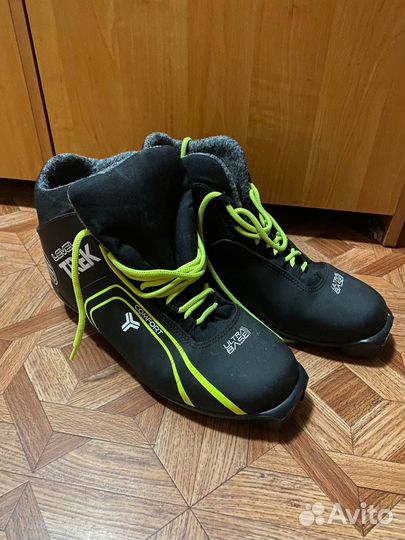 Лыжные ботинки и лыжи