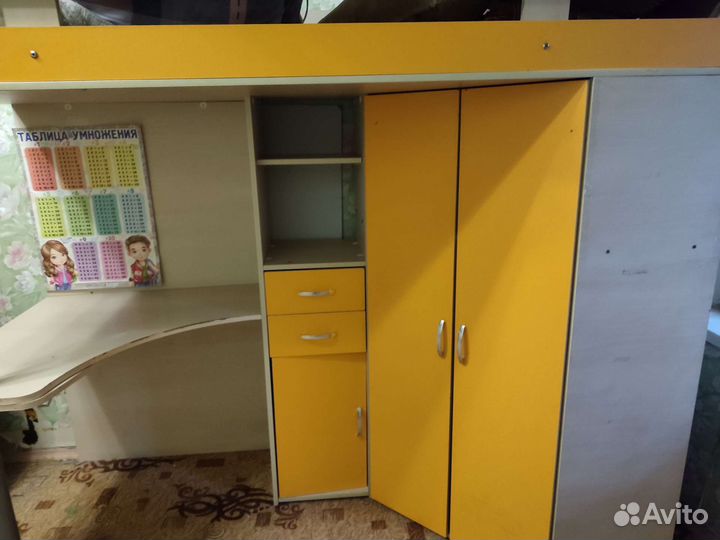 Детская кровать чердак со столом и шкафом