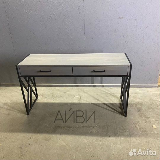 Письменный стол с ящиками