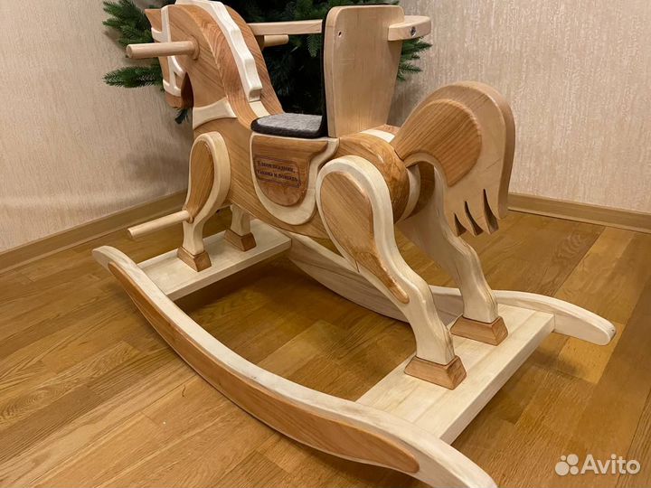 Деревянная лошадка-качалка
