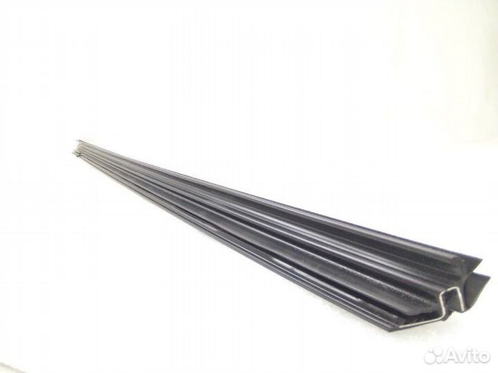 Уплотнитель стекла двери передний левый