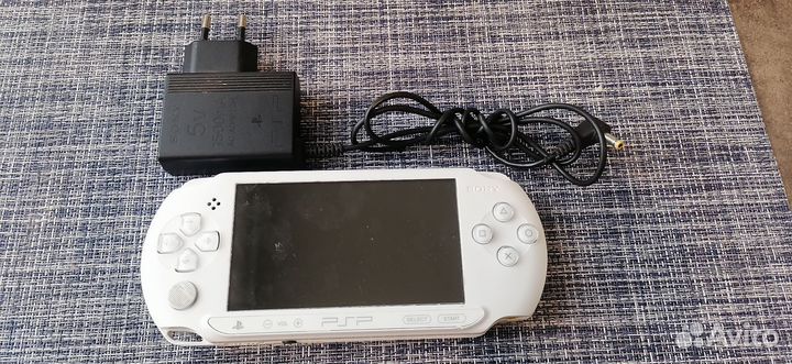 Sony PSP1008, прошита, карта на 4Гб(75игр)