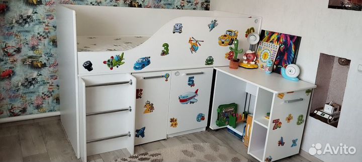 Детская кровать чердак со столом и шкафчиками