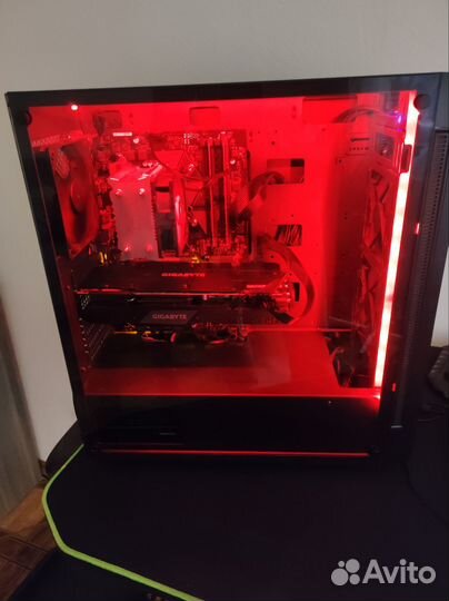 Игровой стол и компьютером с гарнитурой