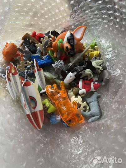 Большое количество мелких игрушек