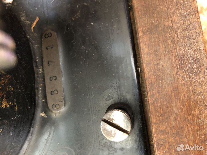 Старинная швейная машинка