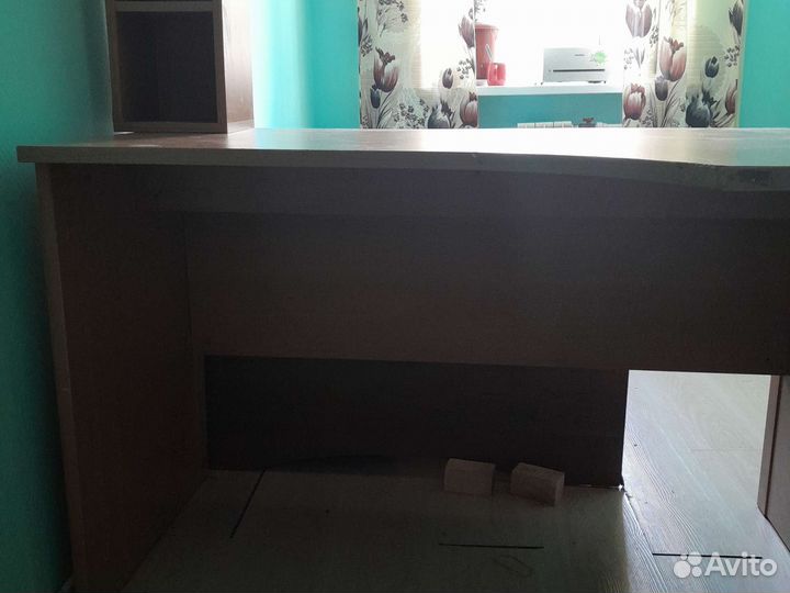 Письменный стол с полками для школьника