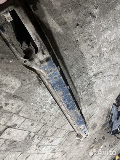 Усилитель бампера передний Passat B3