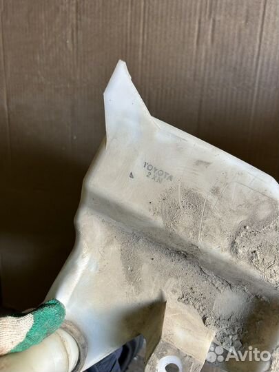 Бачек омывателя Toyota Hilux