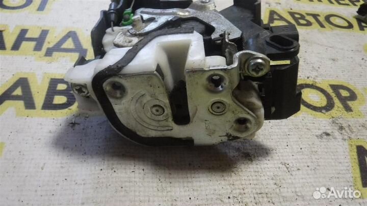 Замок двери передней левой Mitsubishi Outlander X