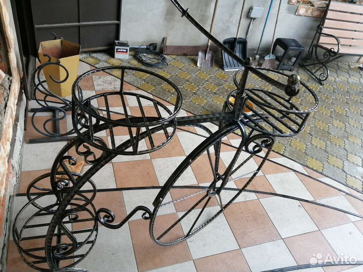 Подставка для цветов напольная металлическая