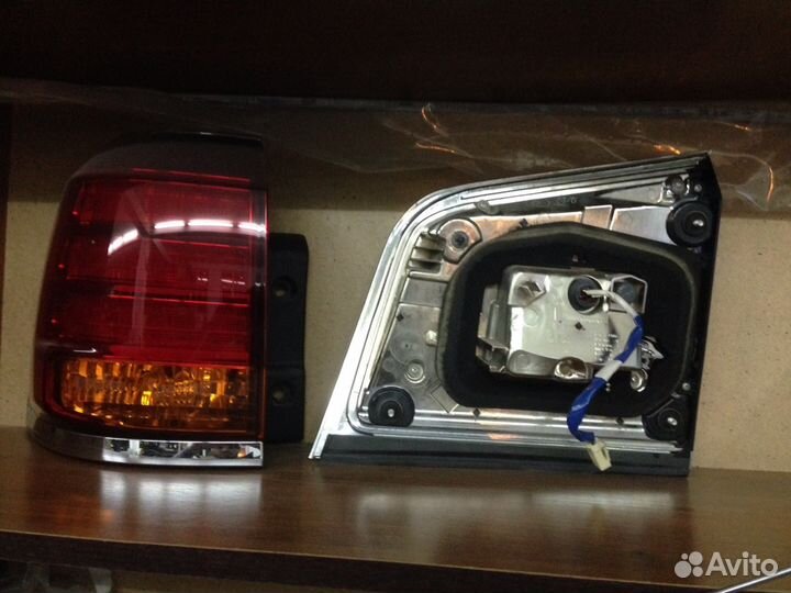 Фонари задние Lexus LX570 дорестайлинг