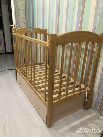 Детская кроватка с маятником и ящиком