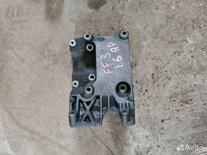 Кронштейн компрессора кондиционера Ford Focus 3