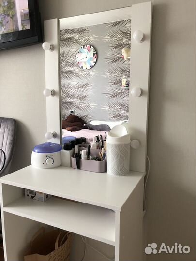 Туалетный столик с зеркалом и подсветкой