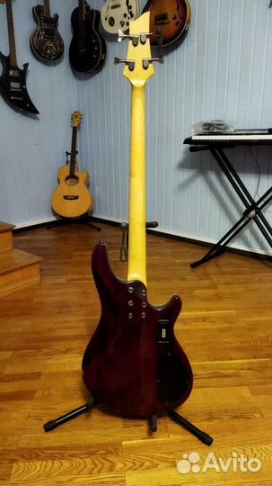 Бас гитара леворукая