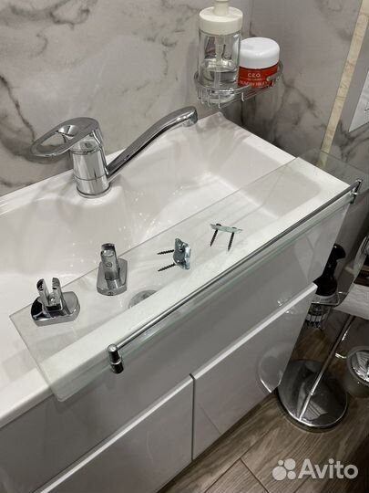 Полка стеклянная в ванную комнату