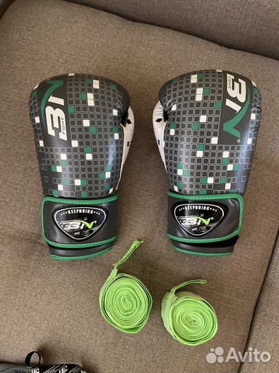 Боксерские перчатки и защита ног