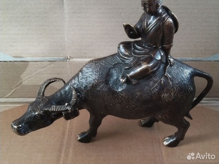 Монах на буйволе бронза