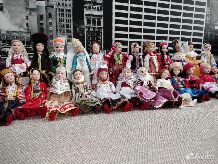 Фарфоровые куклы в костюмах народов мира