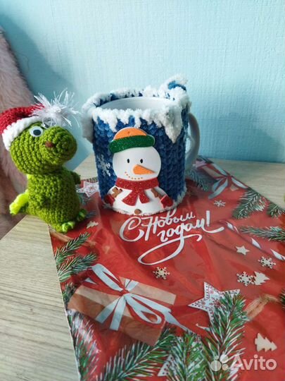 Новогодние игрушки, кружки и футляры