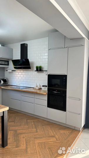 Белая угловая кухня