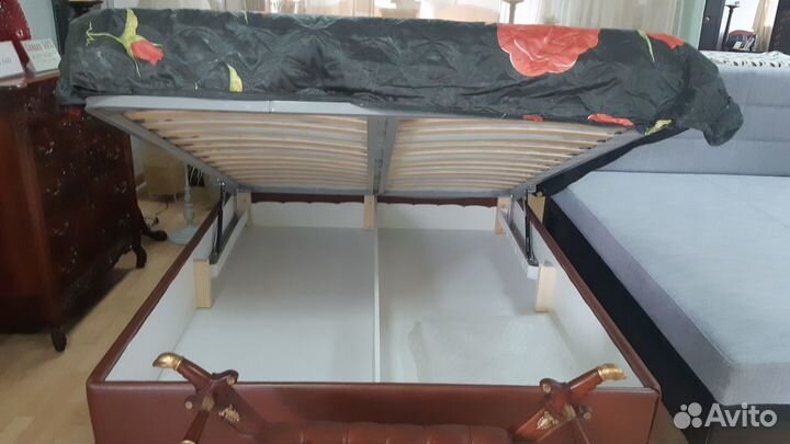 Кровать с подъемным механизмом