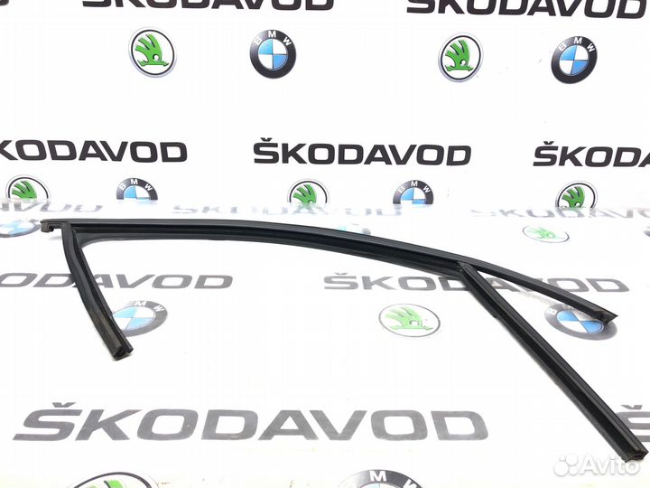Уплотнитель стекла передний правый Skoda Superb 2