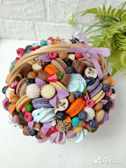 Съедобные букеты, подарок в корзине