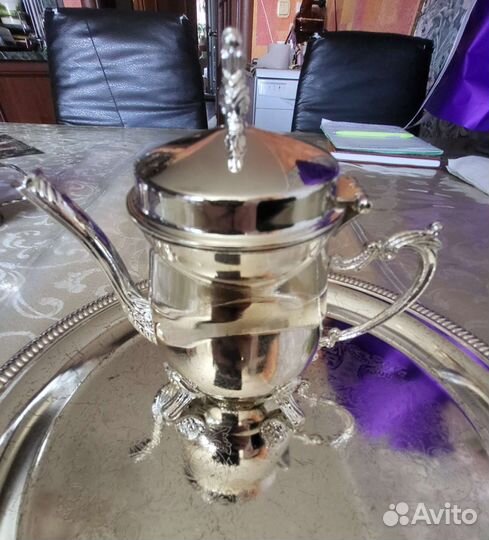 Поднос с чайником и стаканчиками