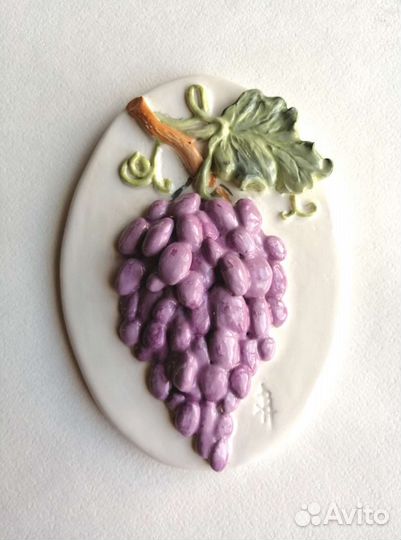 Обьемное панно из керамики. Виноград фиолетовый