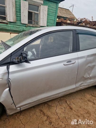 В разборе Hyundai Solaris 2