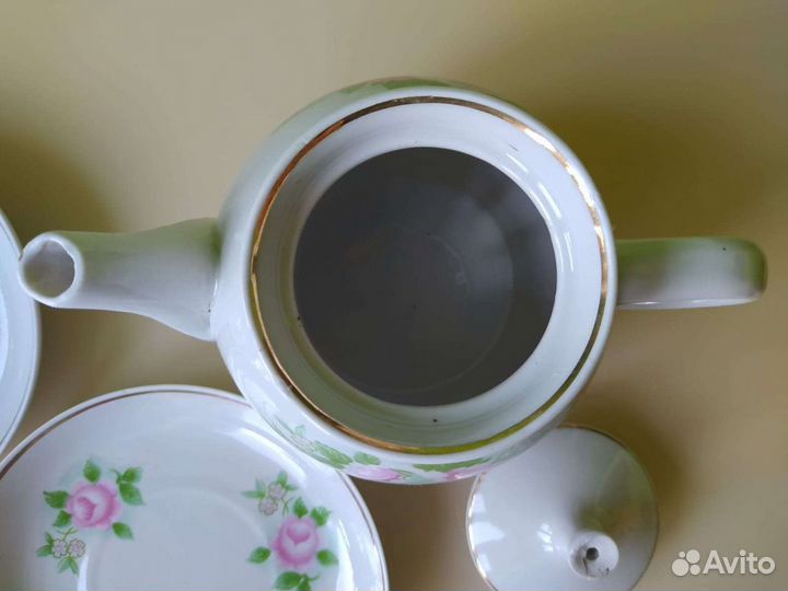 Заварочный чайник и 2 блюдца