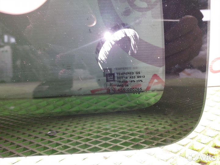 Заднее боковое стекло левое Hummer H3