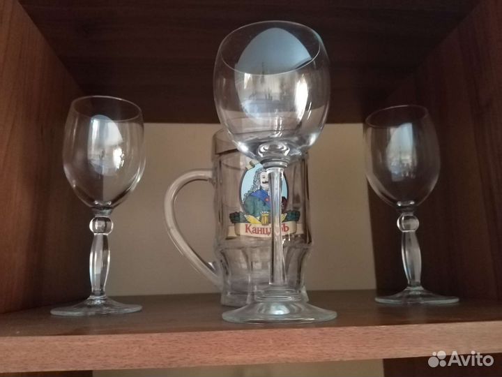 Хрусталь и разные стаканы, пивные бокалы и кружки