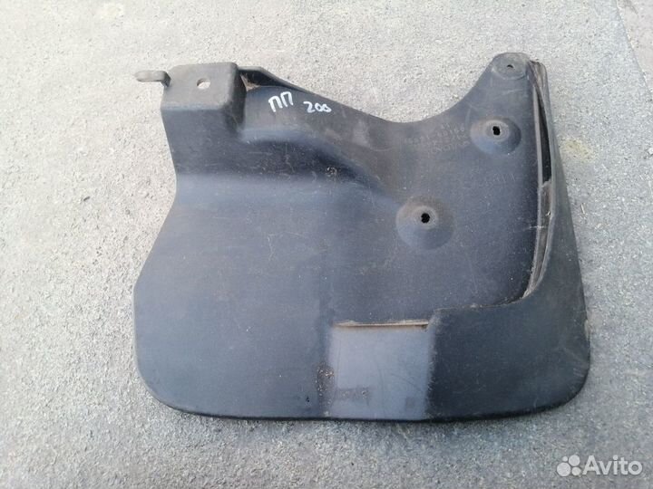 Брызговик передний правый Toyota Land Cruiser 200