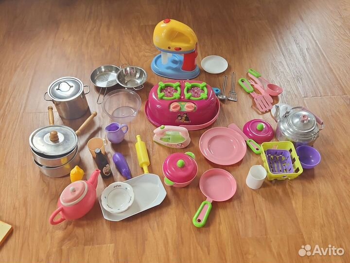 Посуда, миксер, плита для кукол